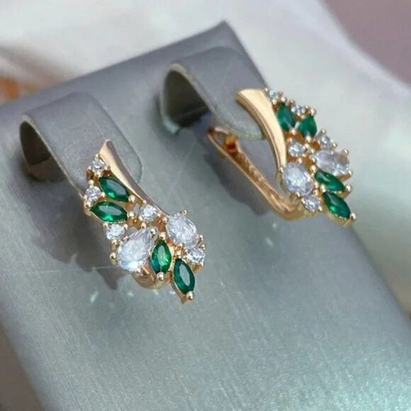 ⭐️ Unique Green Zircon Leaf Shape Earrings - Picture 1 of 9
